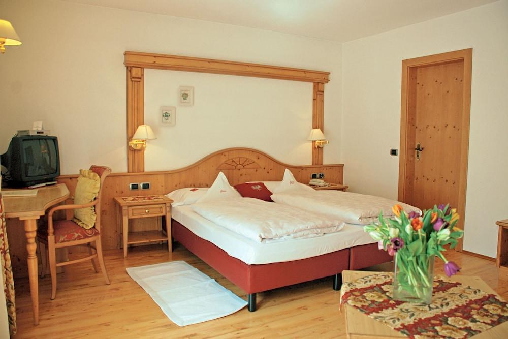 Hotel Flora เซลวาดีวัลการ์เดนา ภายนอก รูปภาพ