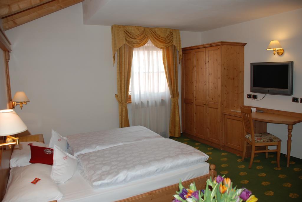 Hotel Flora เซลวาดีวัลการ์เดนา ห้อง รูปภาพ