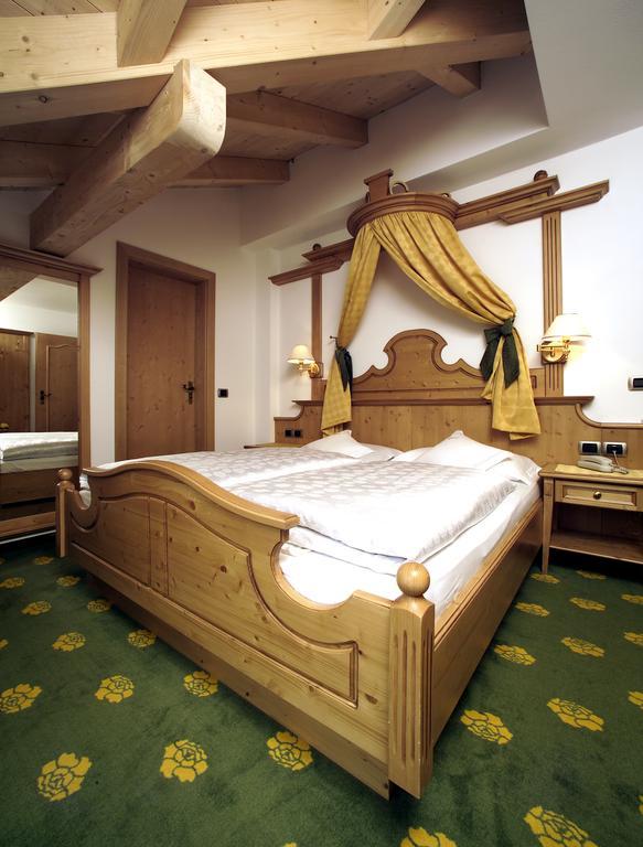 Hotel Flora เซลวาดีวัลการ์เดนา ภายนอก รูปภาพ