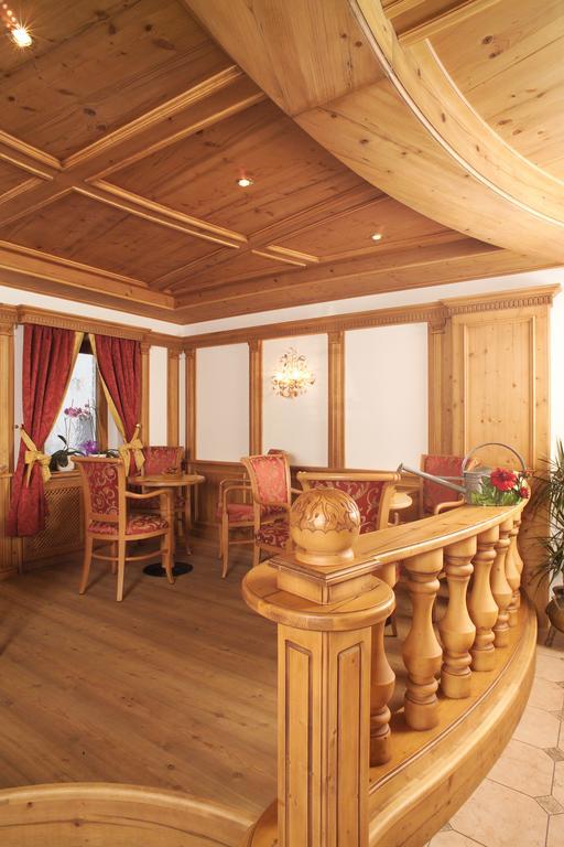 Hotel Flora เซลวาดีวัลการ์เดนา ภายนอก รูปภาพ