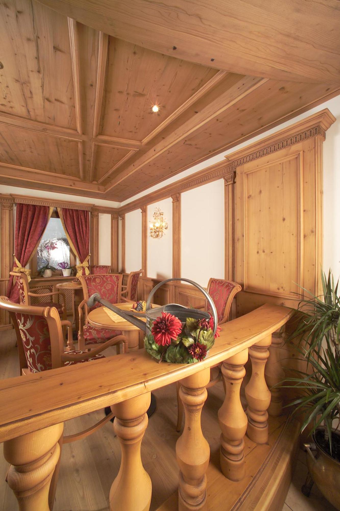 Hotel Flora เซลวาดีวัลการ์เดนา ภายนอก รูปภาพ
