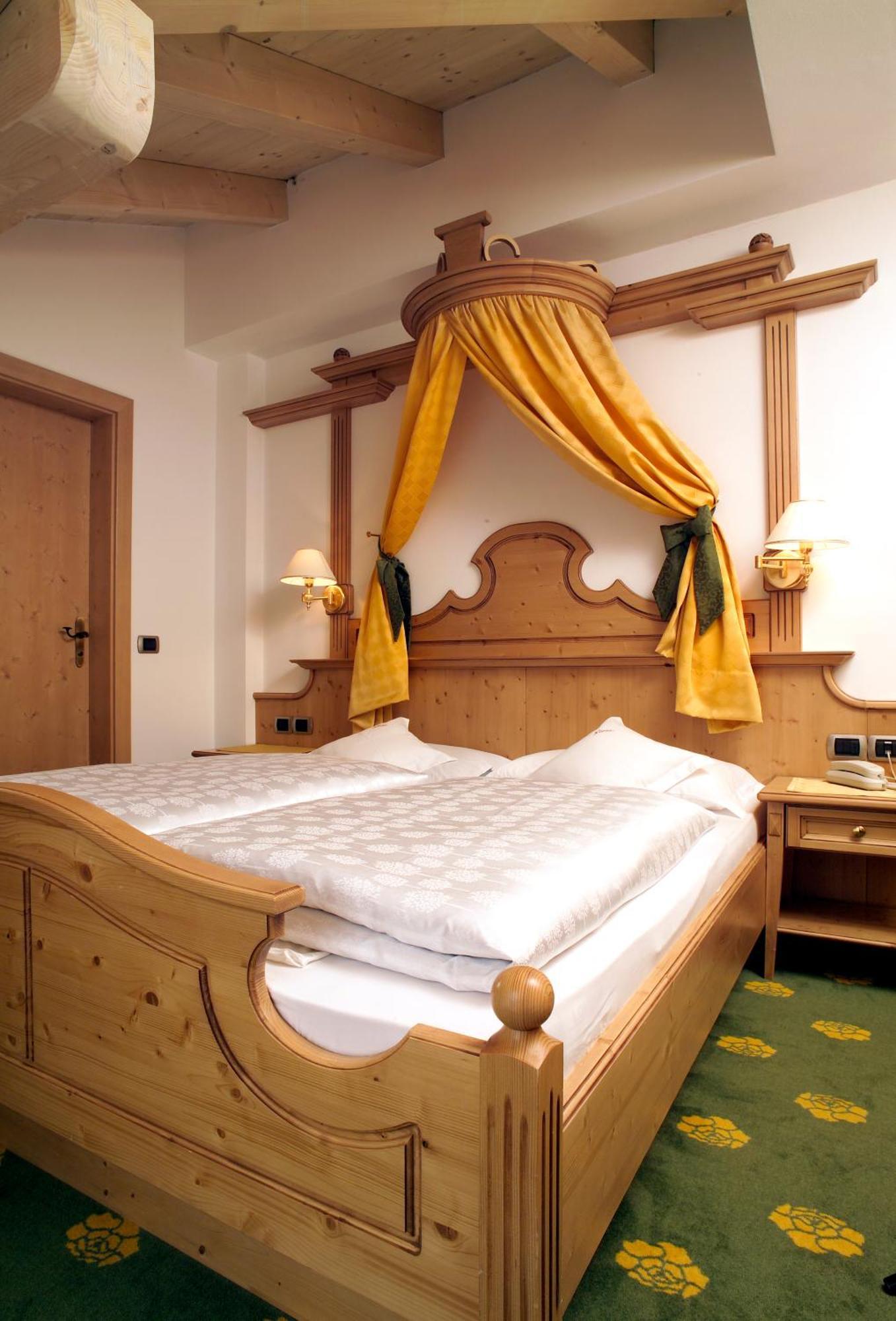 Hotel Flora เซลวาดีวัลการ์เดนา ภายนอก รูปภาพ