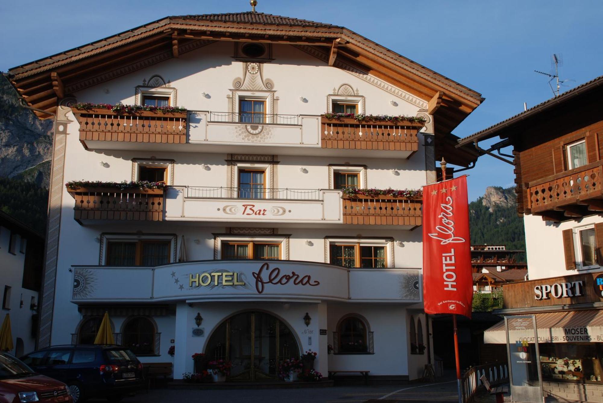 Hotel Flora เซลวาดีวัลการ์เดนา ภายนอก รูปภาพ