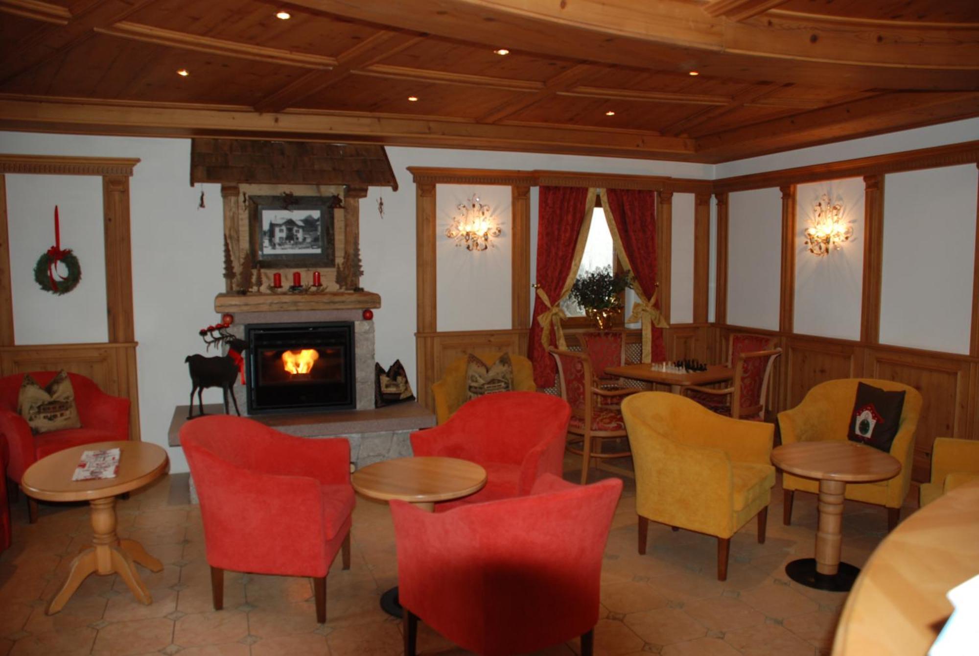Hotel Flora เซลวาดีวัลการ์เดนา ภายนอก รูปภาพ