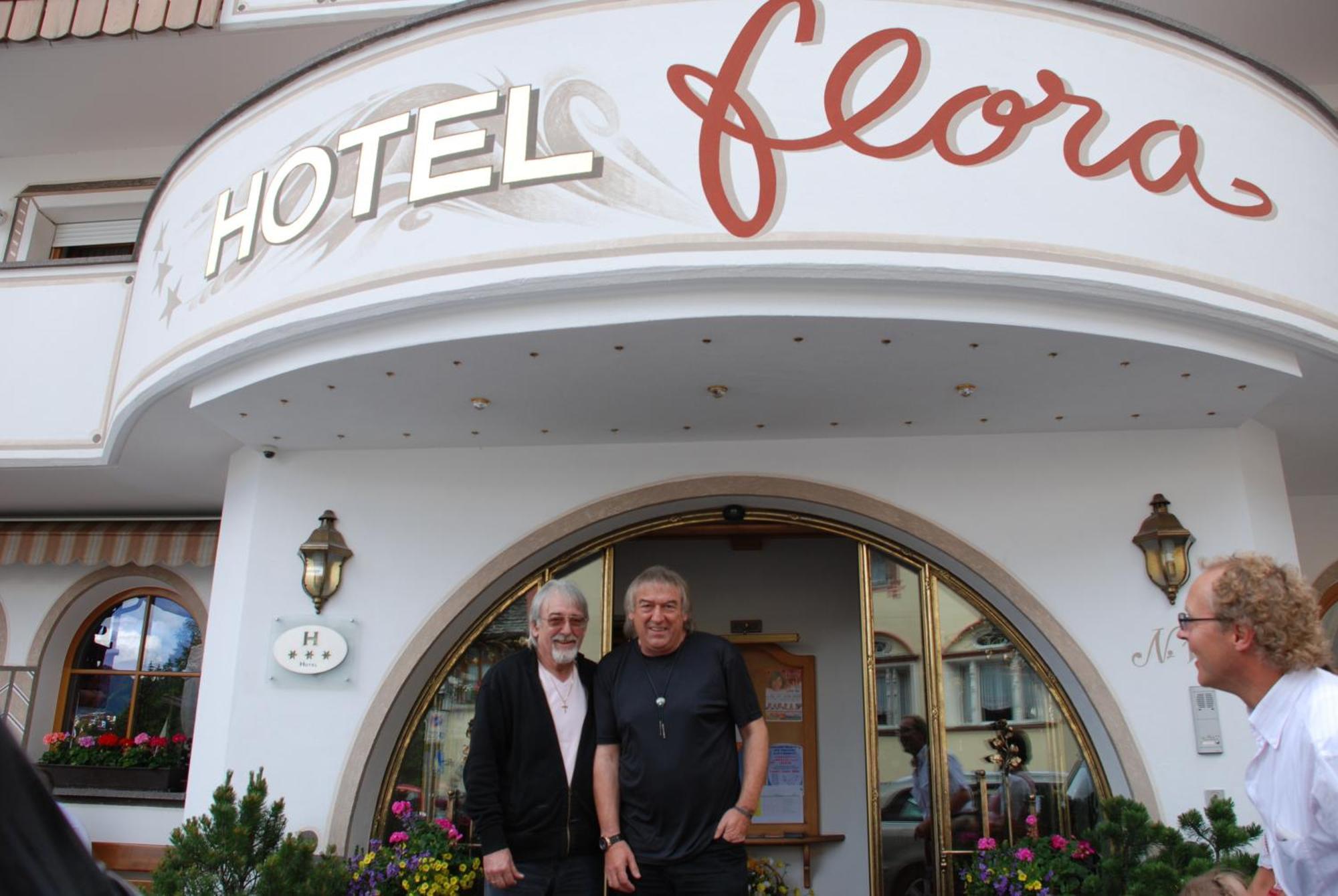 Hotel Flora เซลวาดีวัลการ์เดนา ภายนอก รูปภาพ